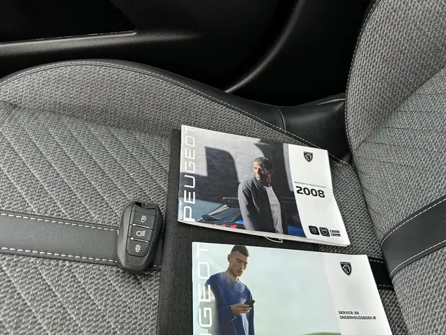 Peugeot 2008 1.2 Hybrid 145 Allure 2025 Hybride Benzine 19