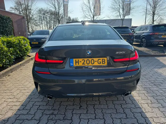 BMW 3 Serie 330i High Executive 2018 Benzine 13