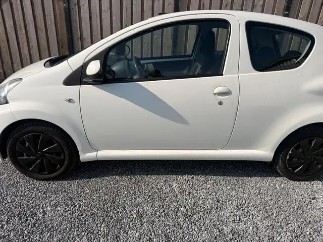 Toyota Aygo 1.0 VVT-i Xpress 2013 Benzine 2