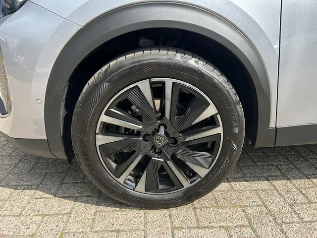 Peugeot 2008 1.2 Hybrid 145 GT 2025 Hybride Benzine 42