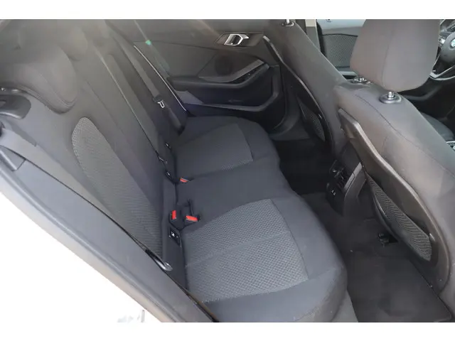 BMW 1 Serie 118i Executive Edition 2019 Benzine 17