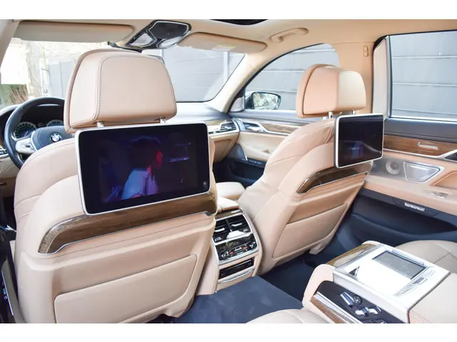BMW 7 Serie 740Li High Executive 2015 Benzine 19