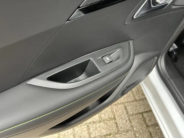 Peugeot 2008 1.2 Hybrid 145 PK GT 2025 Hybride Benzine 33