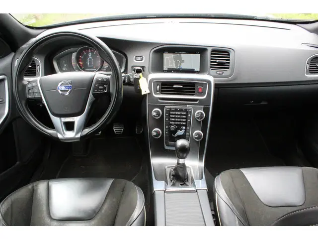Volvo V60 1.6 T3 R-Design 2015 Benzine 12