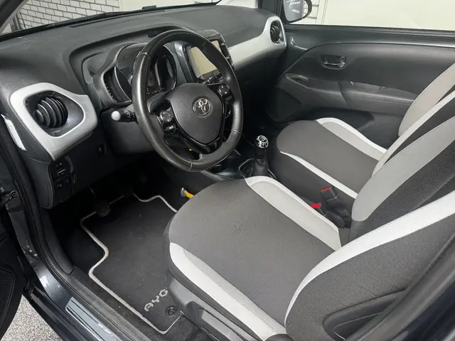 Toyota Aygo 1.0 VVT-i x-clusiv Cabrio 2017 Benzine 11
