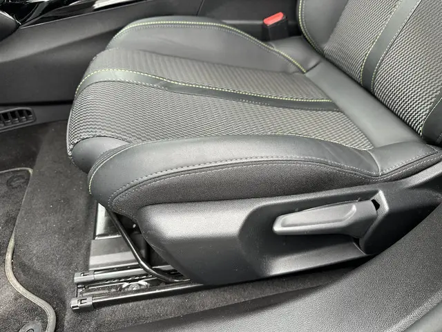 Peugeot 2008 1.2 Hybrid 145 PK GT 2025 Hybride Benzine 11