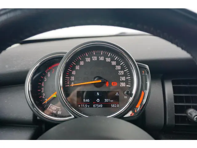 MINI 5-Deurs 1.5 One First 2018 Benzine 12