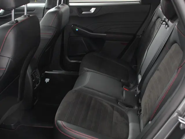 Ford Kuga 2.5 PHEV 225pk ST-Line X 2023 Hybride Benzine 10