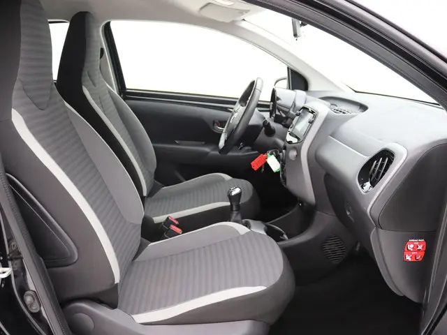 Toyota Aygo 1.0 VVT-i x-play 2019 Benzine 10