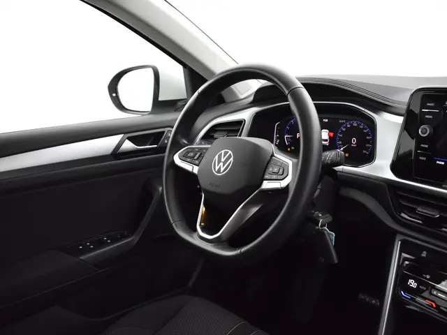 Volkswagen T-Roc 1.5 Tsi 150pk DSG Life 2023 Benzine 12