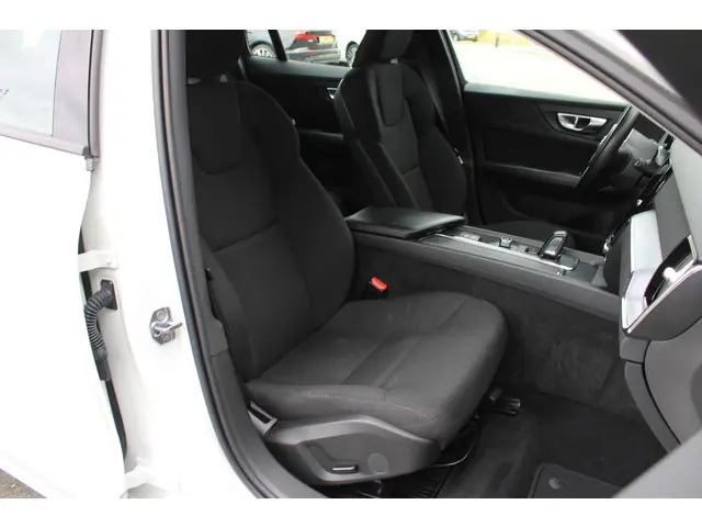 Volvo V60 B3 Automaat Momentum Advantage 2021 Benzine 52