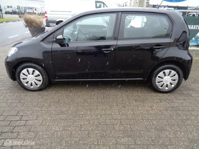 Volkswagen up! 1.0 BMT move up! 2017 Benzine 7