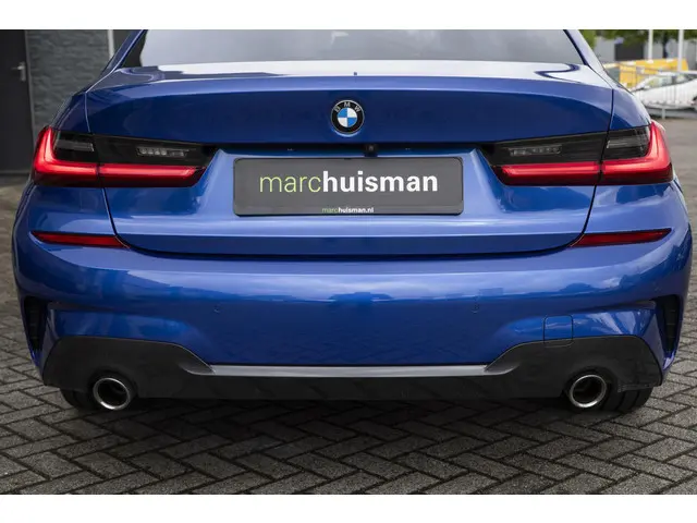BMW 3 Serie 320i High Executive 2020 Benzine 33