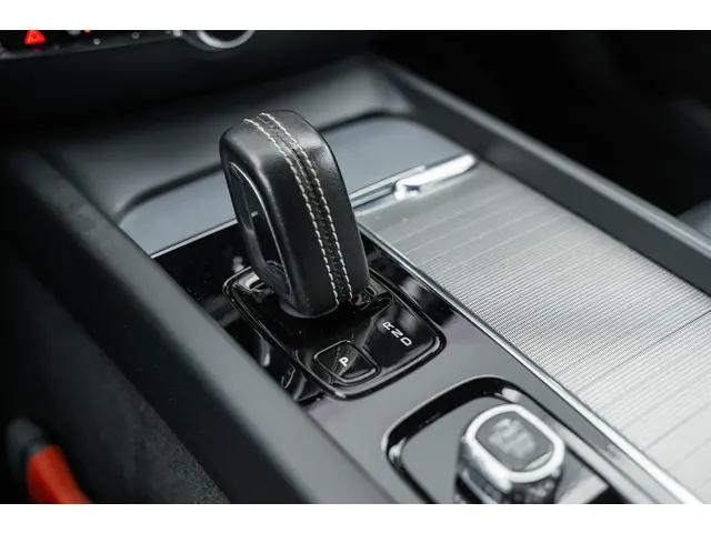 Volvo V60 2.0 B4 R-Design 2020 Benzine 34
