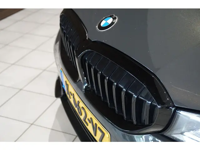BMW 3 Serie 318i High Executive 2021 Benzine 18
