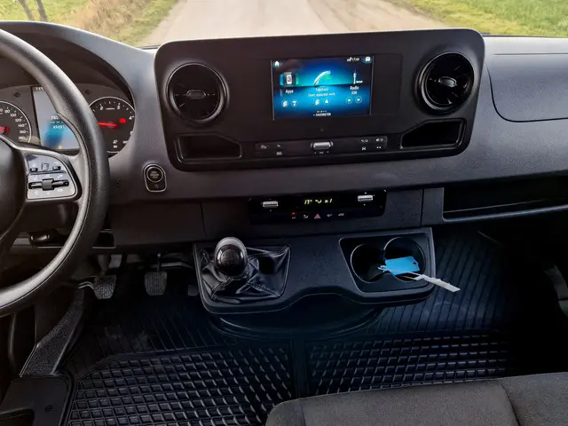 Mercedes-Benz Sprinter 211 1.9 CDI L2 H2 2022 Diesel 13