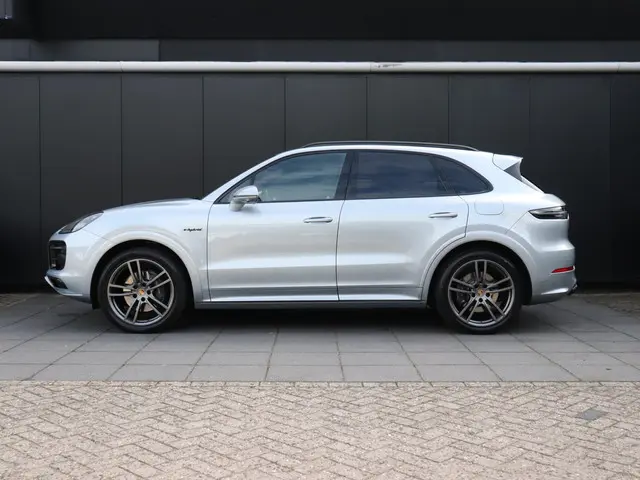 Porsche Cayenne 2