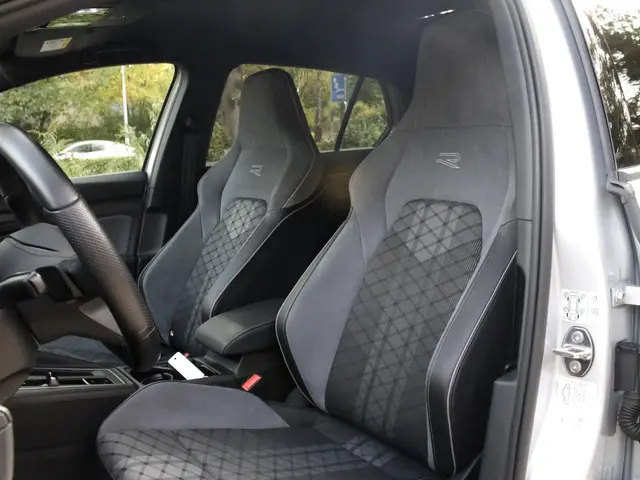 Volkswagen Golf 1.5 eTSI R-Line 2022 Benzine 12