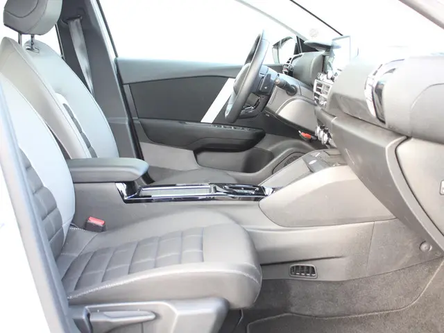 Citroën C4 HYBRID 145 BUSINESS 2025 Hybride Benzine 10