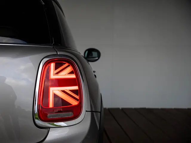 MINI 3-Deurs Cooper Aut. 60 Years Edition 2019 Benzine 19