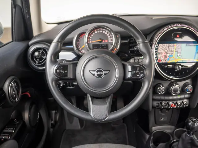 MINI 5-Deurs One 2022 Benzine 7