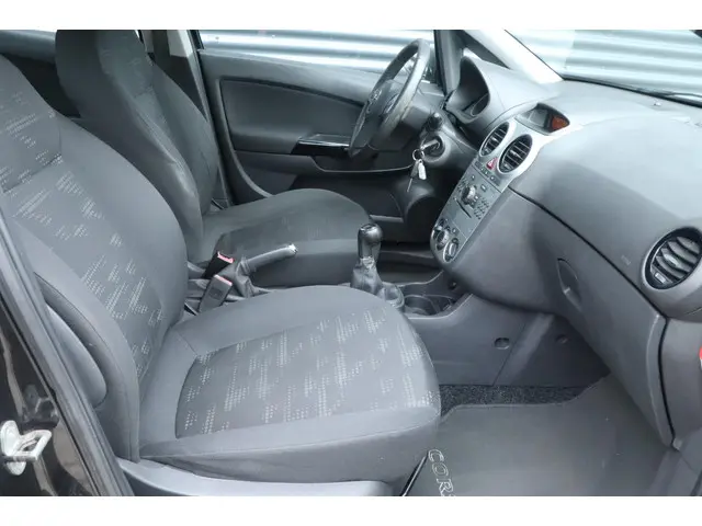Opel Corsa 1.4-16V Berlin | 5 drs | Airco | NAP 2013 Benzine 18