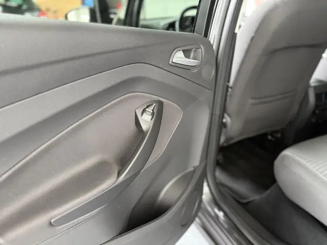 Ford C-MAX 1.5 Titanium 2017 Benzine 18