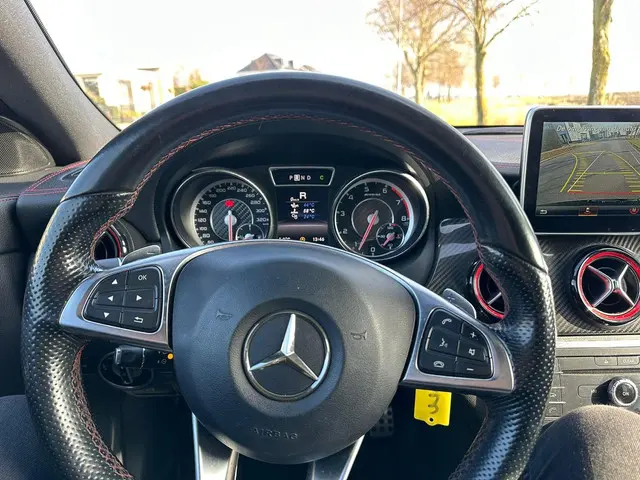 Mercedes-Benz CLA AMG 45 4MATIC 2015 Benzine 12