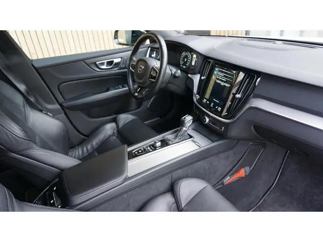 Volvo V60 2.0 T5 250pk R-Design 2019 Benzine 47
