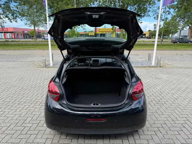 Peugeot 208 1.2 PureTech Blue Lease 2016 Benzine 9