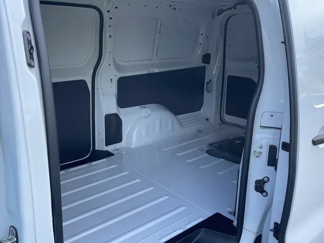 Toyota ProAce Worker 1.5 D-4D Live Long 2023 Diesel 14