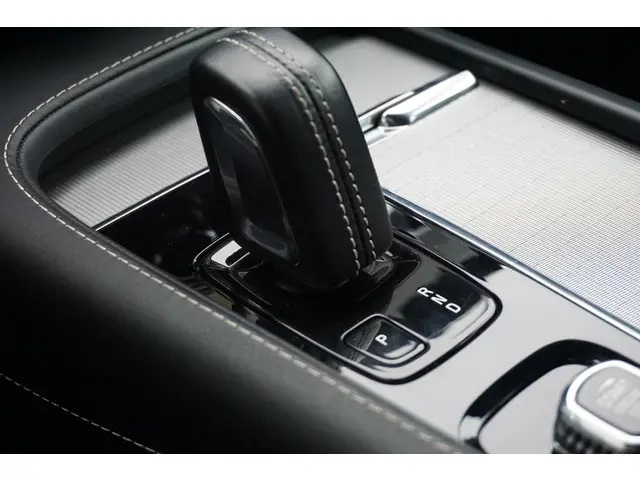 Volvo V90 2.0 B4 R-Design 2021 Benzine 32