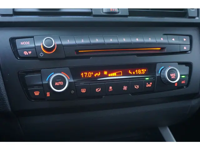 BMW 1 Serie 116i Executive 2014 Benzine 14