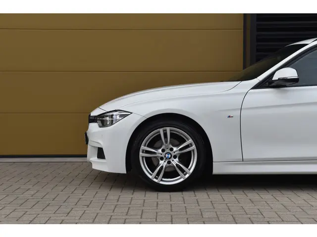BMW 3 Serie Touring 320i High Executive 2018 Benzine 4