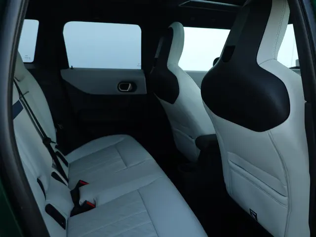 MINI 5-Deurs Mini 1.5 Cooper C Favoured L 2025 Benzine 18