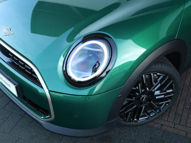 MINI 5-Deurs Mini 1.5 Cooper C Favoured L 2025 Benzine 2