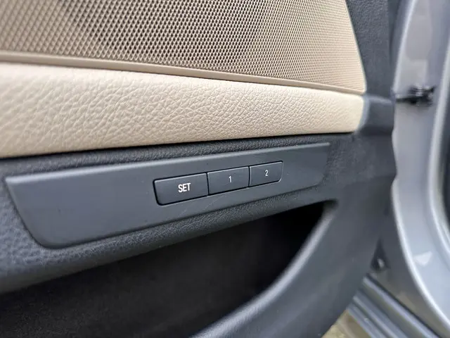 BMW 5 Serie Touring 520i Executive 2014 Benzine 28