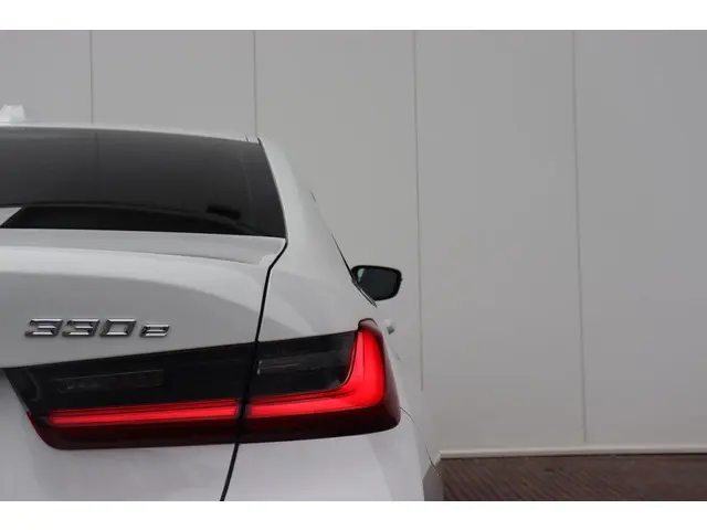 BMW 3 Serie 330e 2024 Hybride Benzine 9
