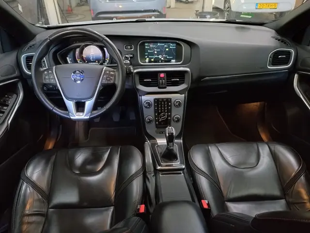 Volvo V40 2.0 D2 Ocean Race Lage km stand!! 2015 Diesel 9