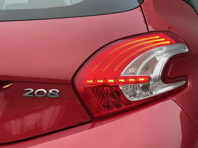 Peugeot 208 1.2 VTi Active 2014 Benzine 12