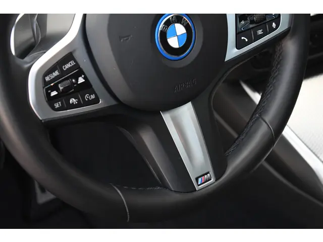 BMW 3 Serie Touring 330e M-Sport 2023 Hybride Benzine 74