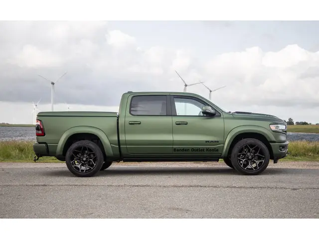 Dodge Ram 1500 5.7 V8 4x4 Crew Cab Limited 2024 Benzine 66