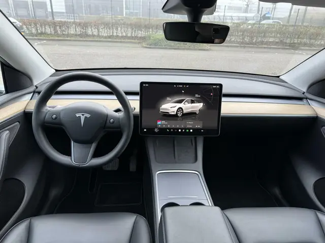 Tesla Model Y 2