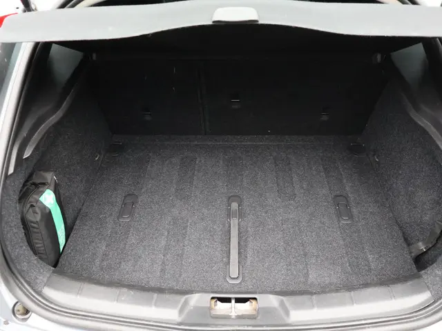 Volvo V40 Cross Country 2.0 T3 Nordic+ 2017 Benzine 11
