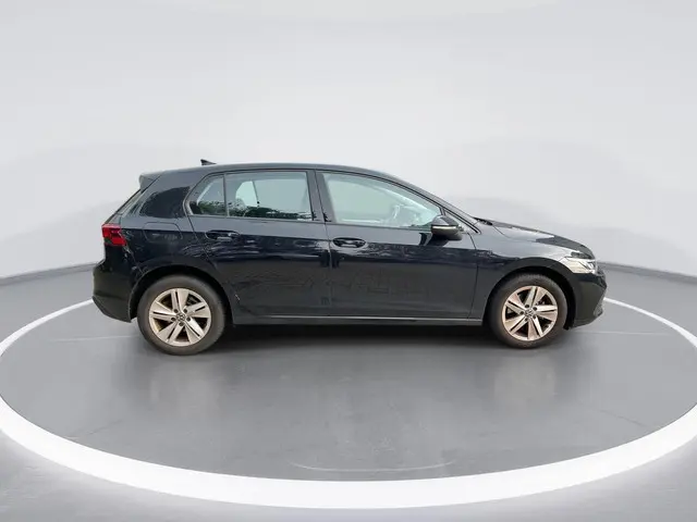 Volkswagen Golf 1.0 eTSI 110pk DSG Life 2022 Benzine 2