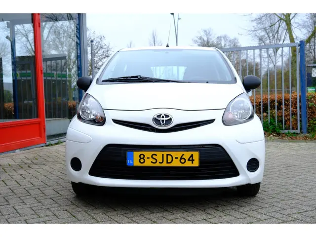 Toyota Aygo 1.0 VVT-i Now 5-Drs *33.180!* Airco 2013 Benzine 7