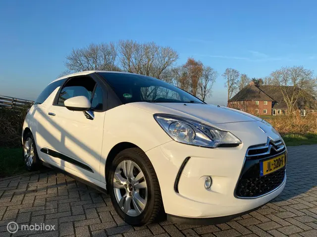 Citroën DS3 1.2 PureTech So Chic 2015 Benzine 2