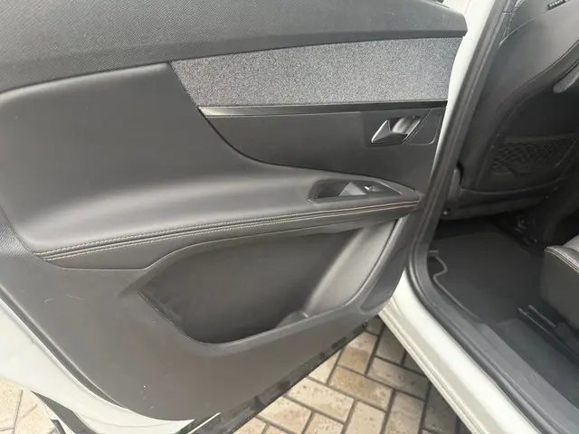 Peugeot 5008 1.6 e-THP GT-Line - 7 personen 2018 Benzine 25