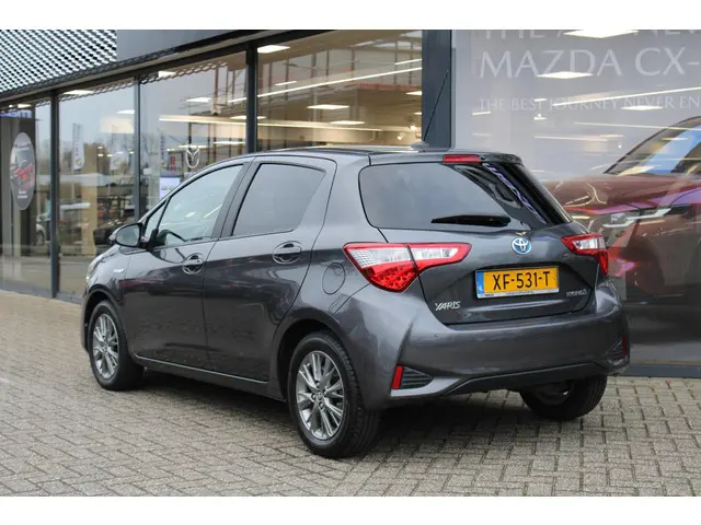 Toyota Yaris 1.5 Hybrid Dynamic 2018 Hybride Benzine 8