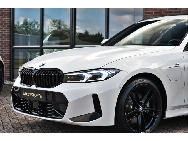 BMW 3 Serie Touring 330e M-Sport 2023 Hybride Benzine 21